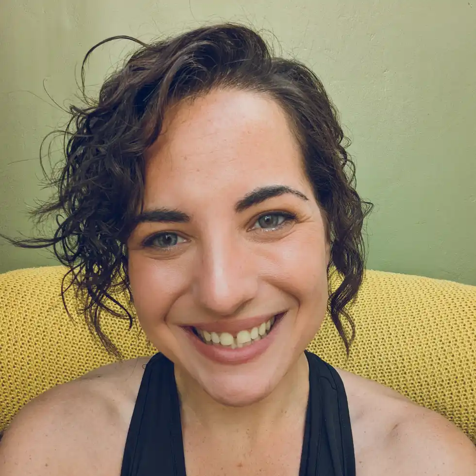 Ari, the cook behind CóMeme, smiling for a portrait.